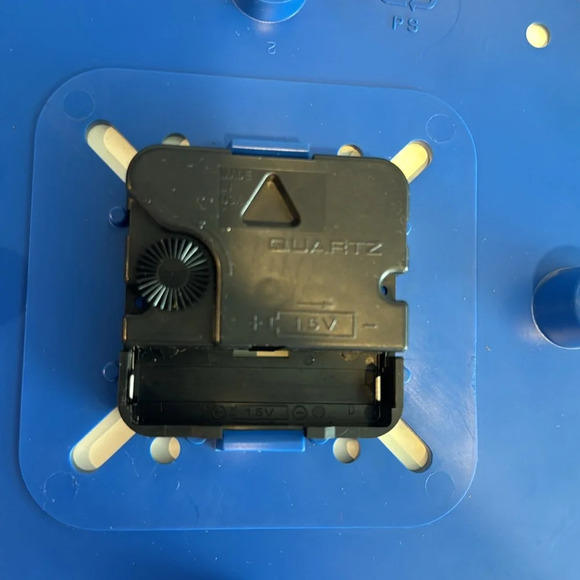 Looney Tunes Warner Bros 11" Wall Clock by Westclox 1997 w/ Bugs Porky Sylvester - Picture 3 of 3